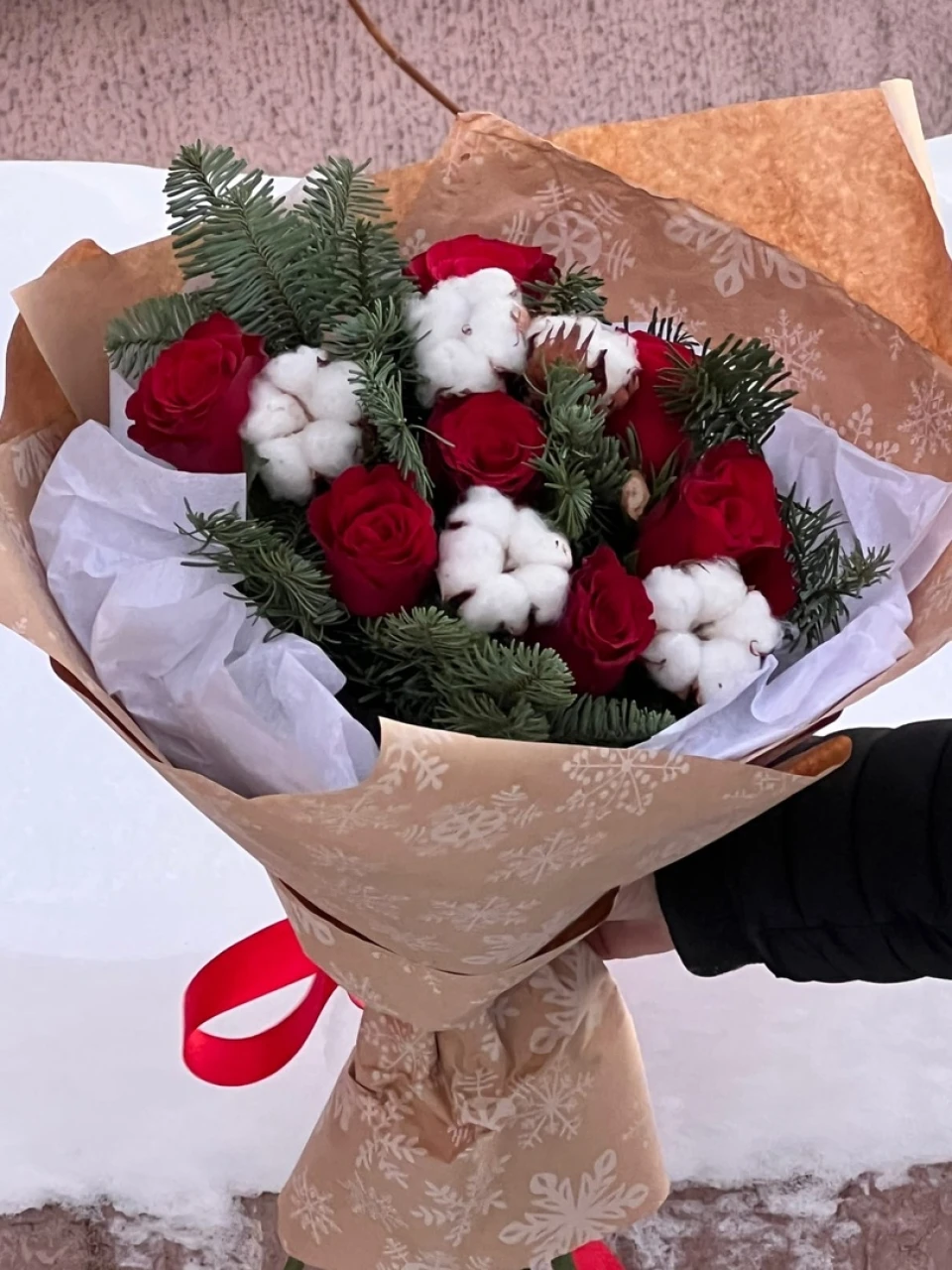 Новогодний букет с розами Кения 