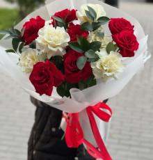 15 французских роз с упаковкой и зеленью