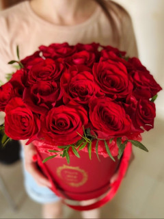 Коробочка и 21 красная роза Фридом