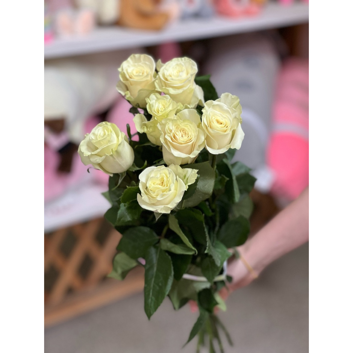 7 белых роз с атласной лентой