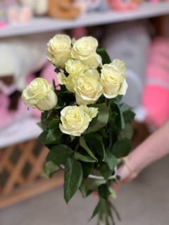 7 белых роз с атласной лентой