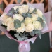 15 белых роз с зеленью