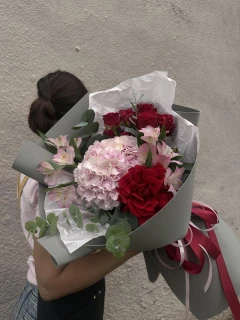Букет «Бархатное признание» с гортензией и розами