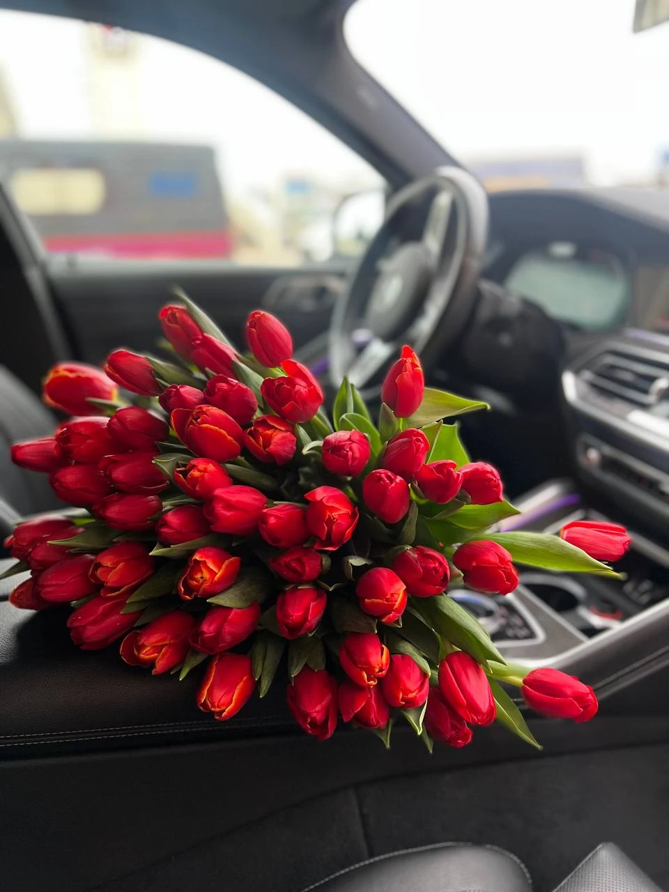 Букет из 51 красного тюльпана Стронг