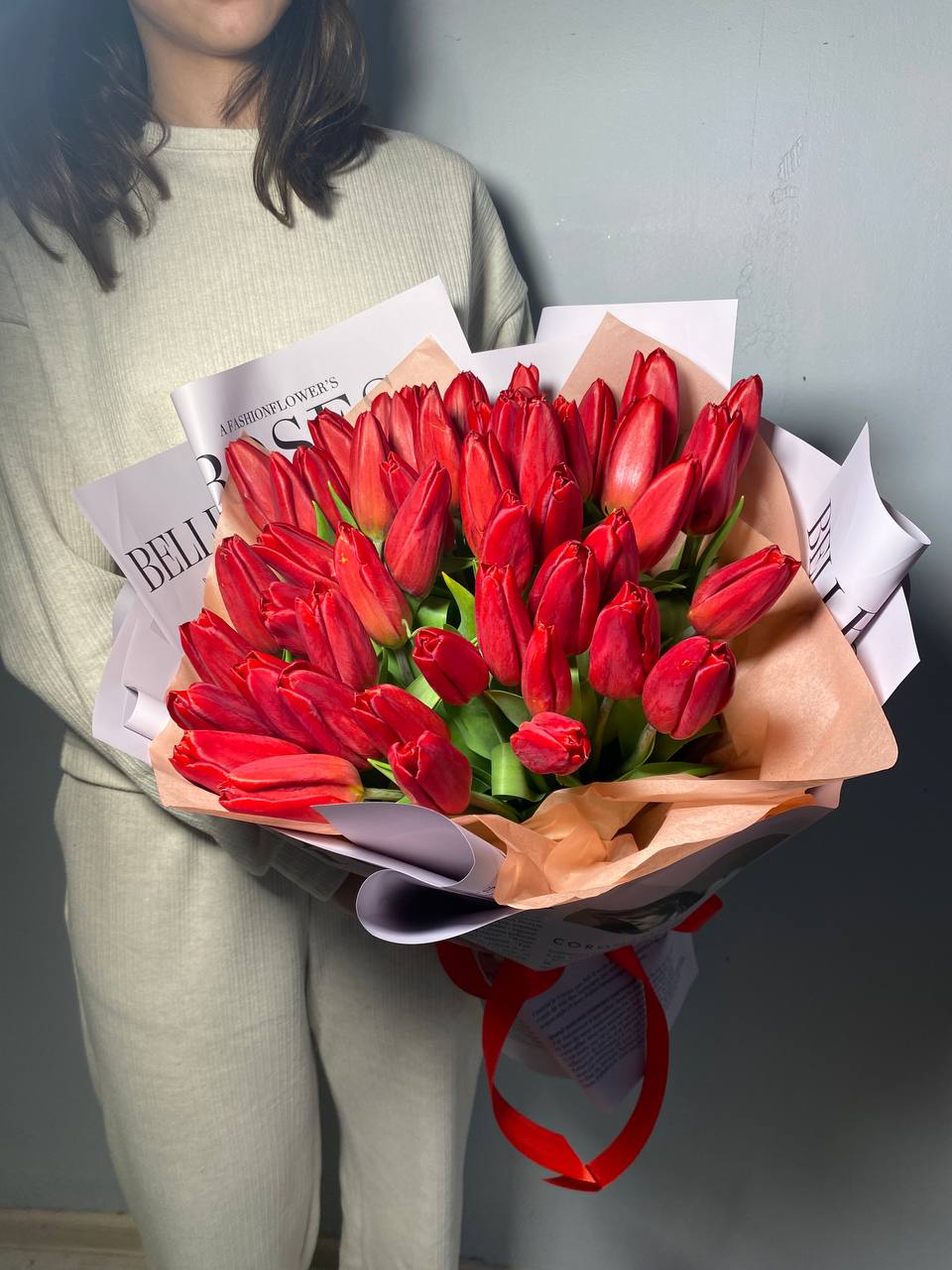 Букет из 51 красного тюльпана в упаковке