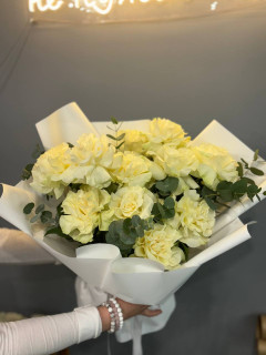15 французских роз с зеленью 