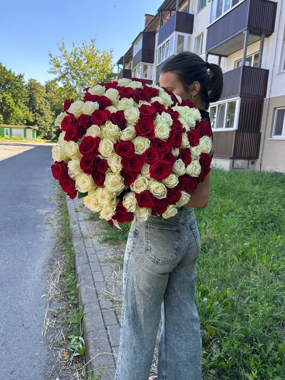 101 роза микс (Эквадор, красные и белые)