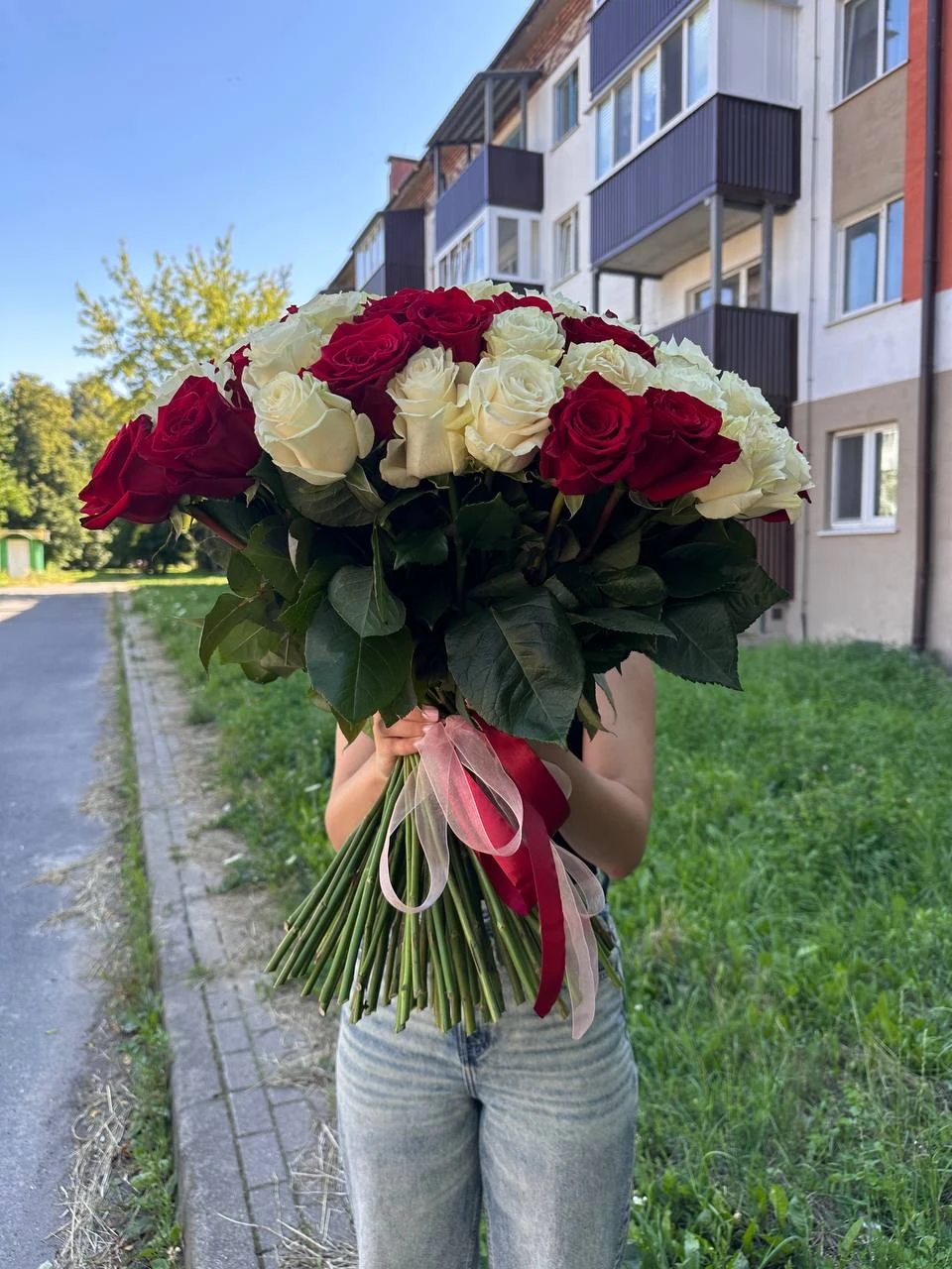 101 роза микс (Эквадор, красные и белые)