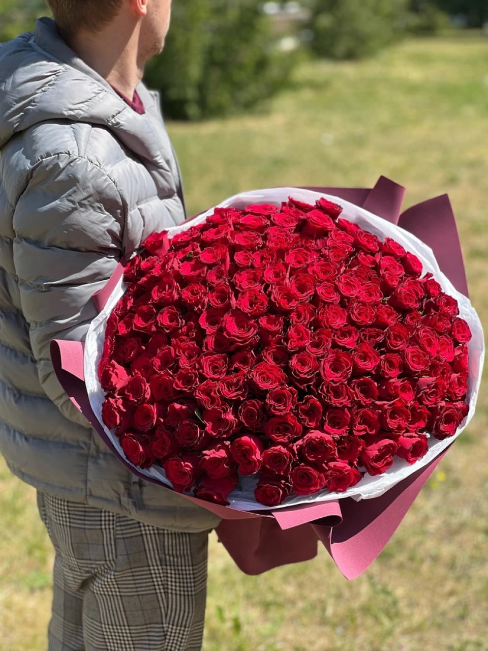 151 роза в упаковке