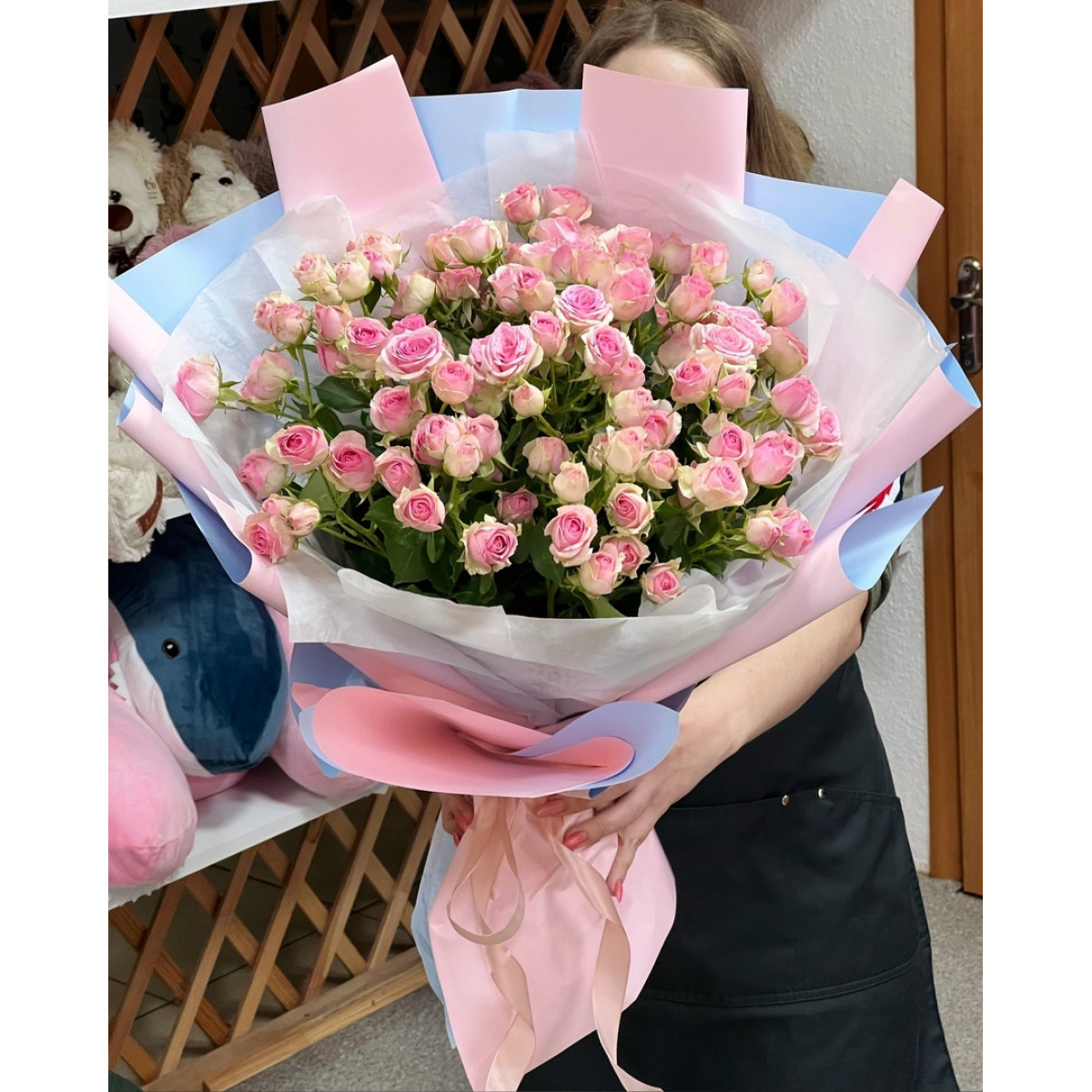 Букет из 21 ветки кустовой розы сорта Динара купить в Солигорске