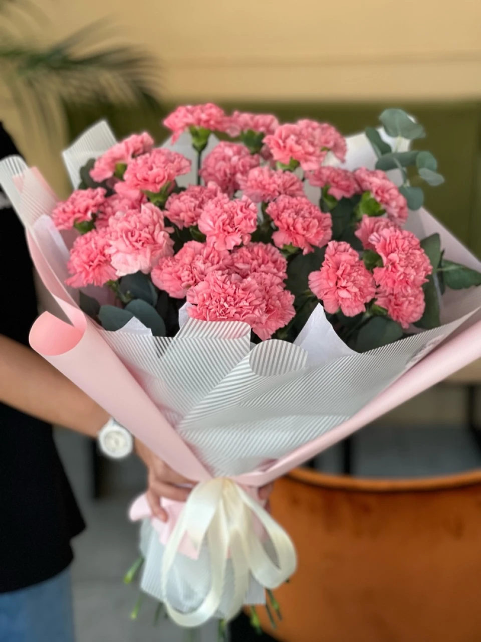25 диантусов с эвкалиптом