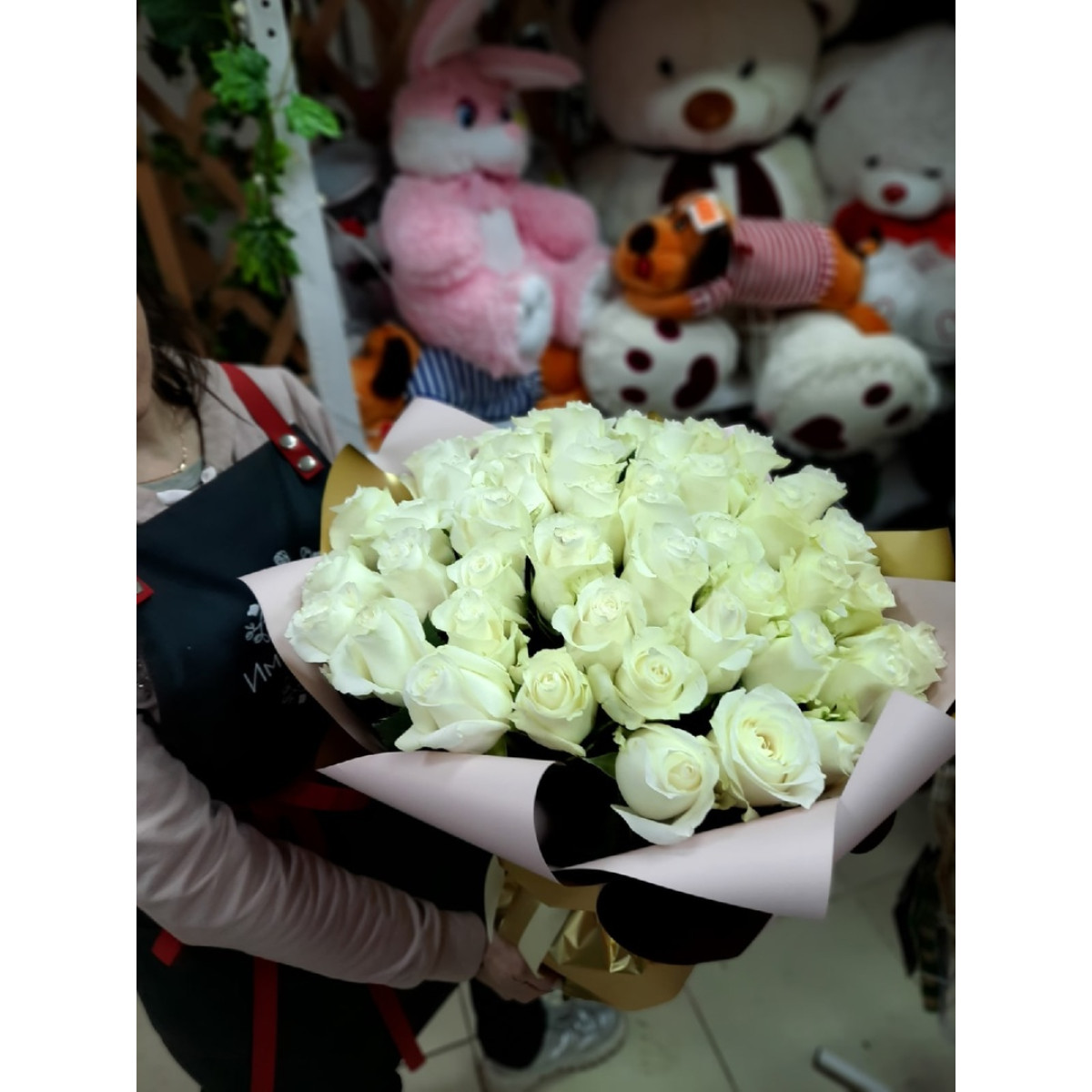 55 белых роз в упаковке