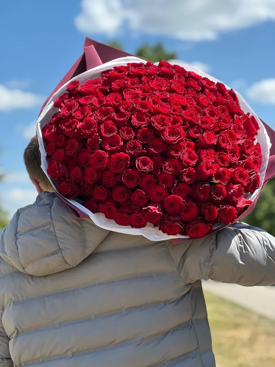 151 роза в упаковке