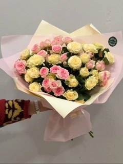 Букет "Изящный " из 11 веток кустовой розы