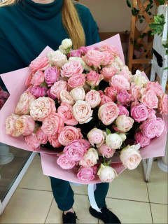 25 кустовых-пионовидных роз в букете