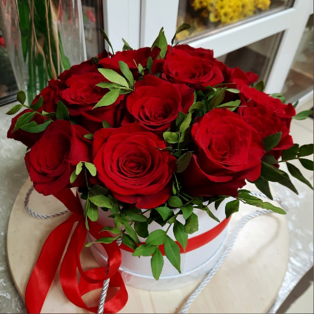 Коробочка и 15 красных роз 