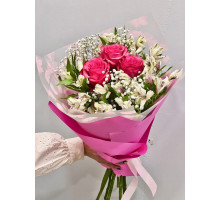 Букет  из розовых роз и белоснежных альстромерий