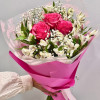 Букет  из розовых роз и белоснежных альстромерий