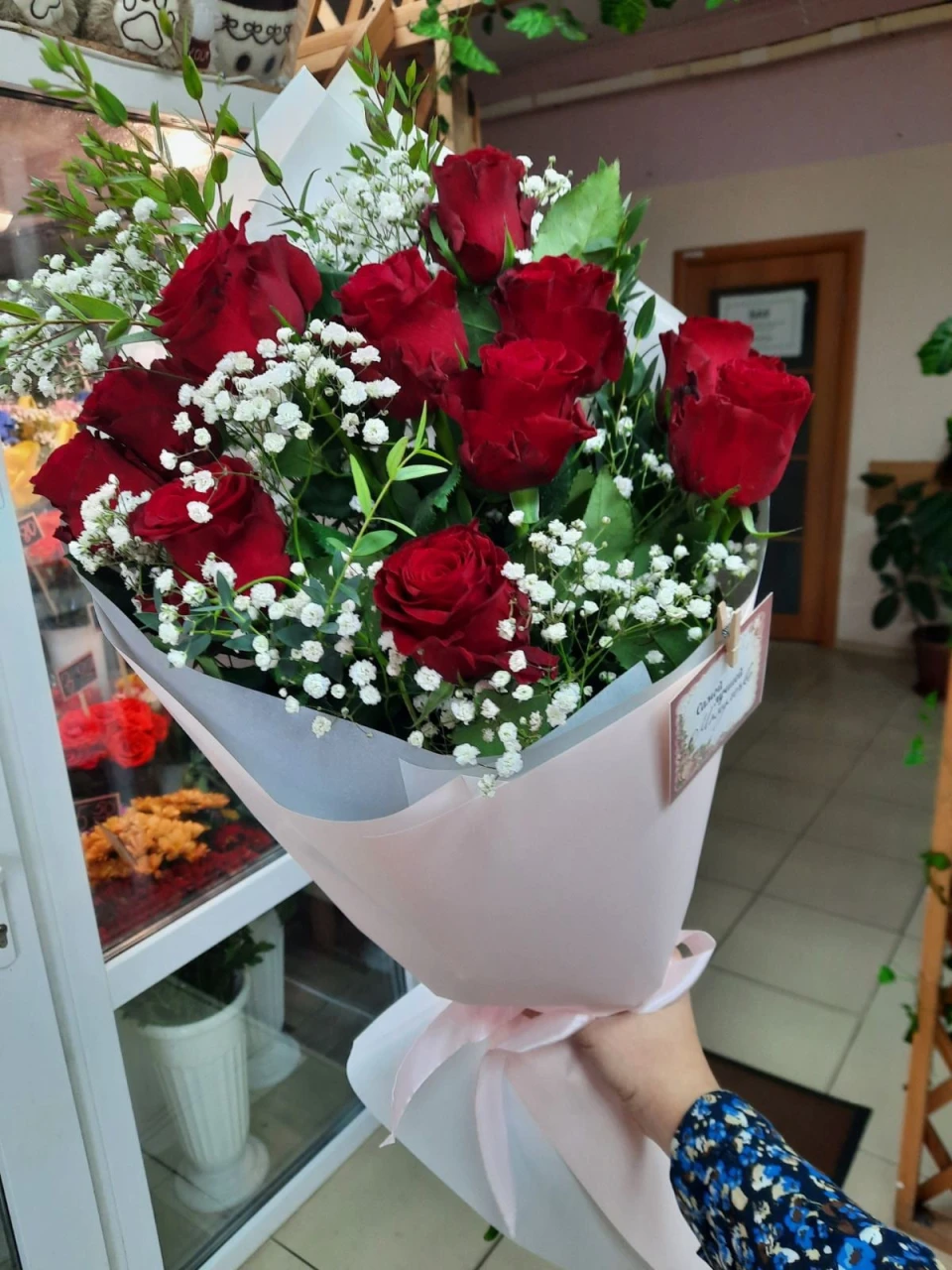 Букет из 9 роз "Родос" с гипсофилой 