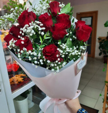 Букет из 9 роз "Родос" с гипсофилой 