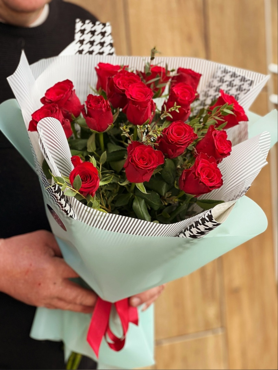 15 красных роз Родос с оформлением
