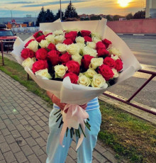 БУКЕТ 51 бело-розовая роза с упаковкой "Аморе"