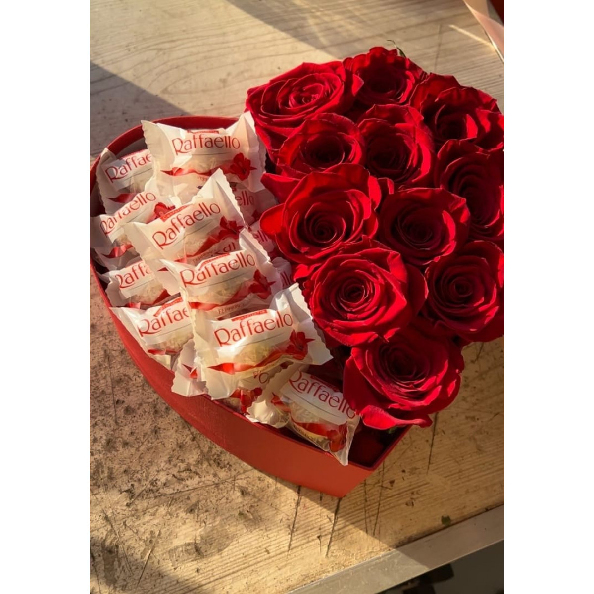 Букет 11 красных роз с рафаэлло
