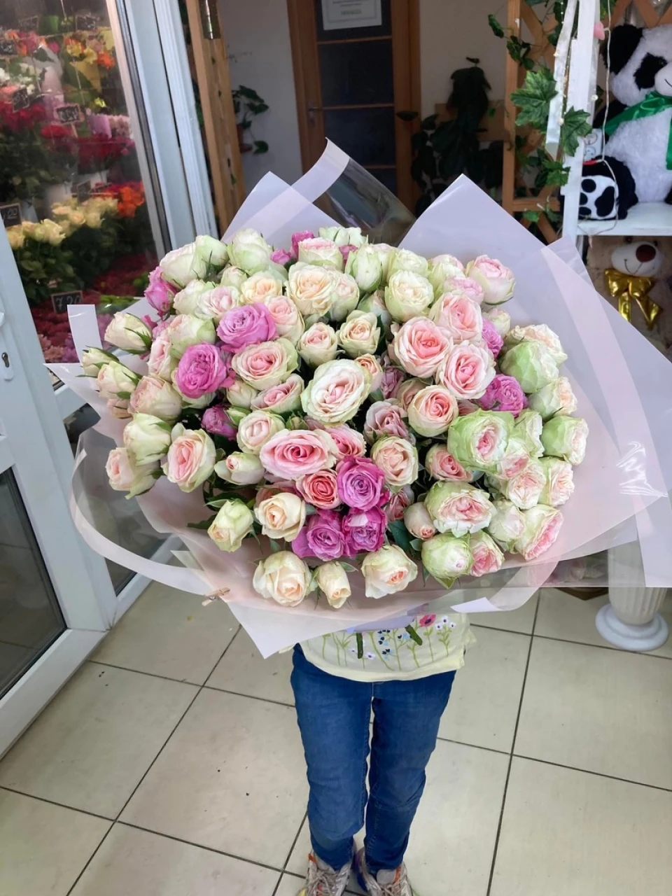 25 кустовых роз в упаковке