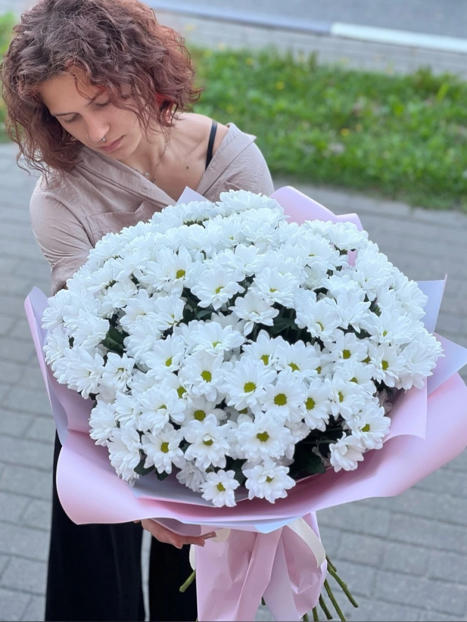 Букет из 151 ромашки в красивой упаковке