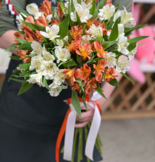 Букет из 15 альстромерий c лентой