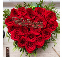 19 красных роз Фридом, флористическое сердце