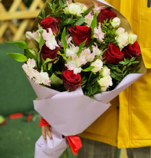 Букет "Милан" из роз и альстромерии