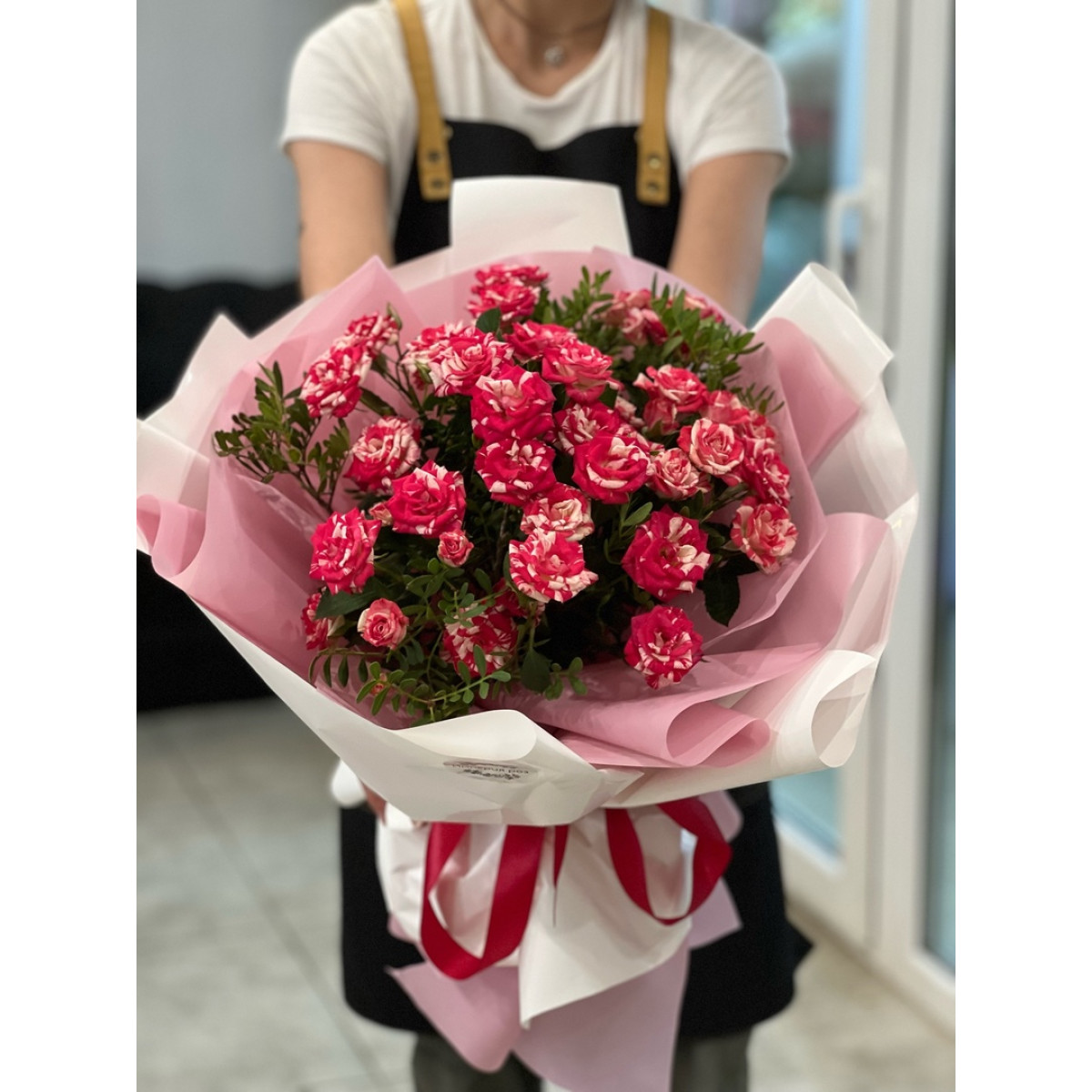 Букет 9 кустовых роз Фаер Фокс с упаковкой