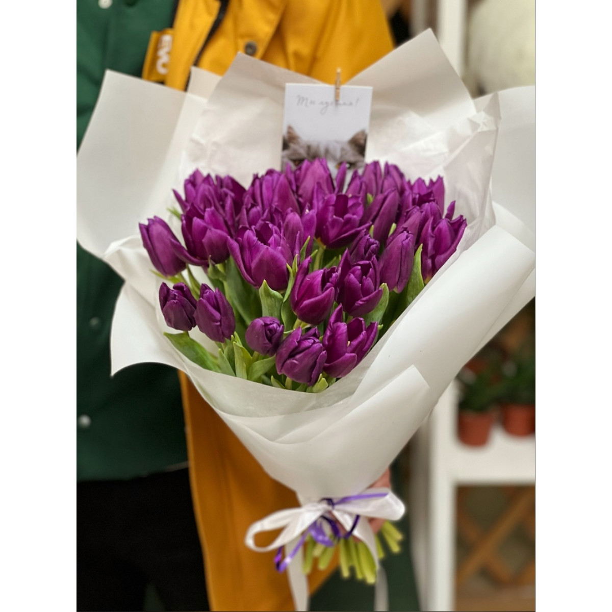 31 фиолетовый тюльпан в оформлении