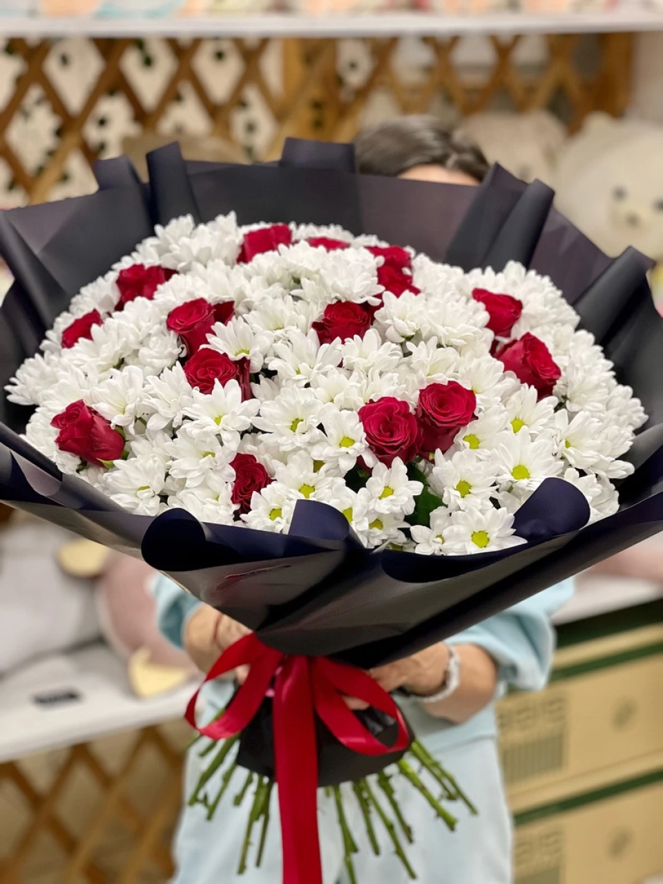 Букет из роз и хризантемы