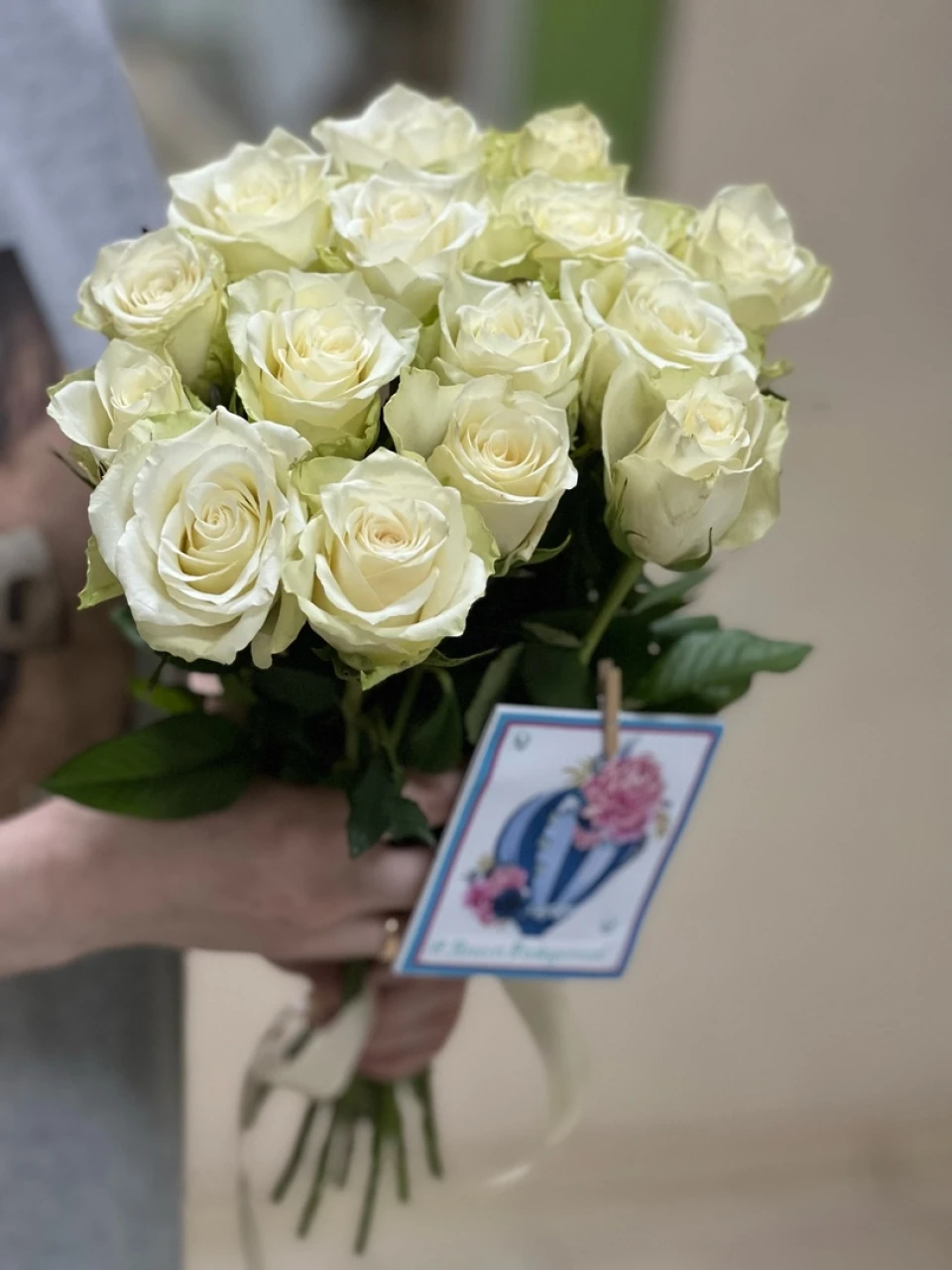 15 белых роз Атена с атласной лентой