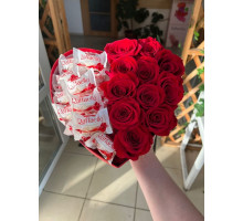 Букет 11 красных роз с рафаэлло