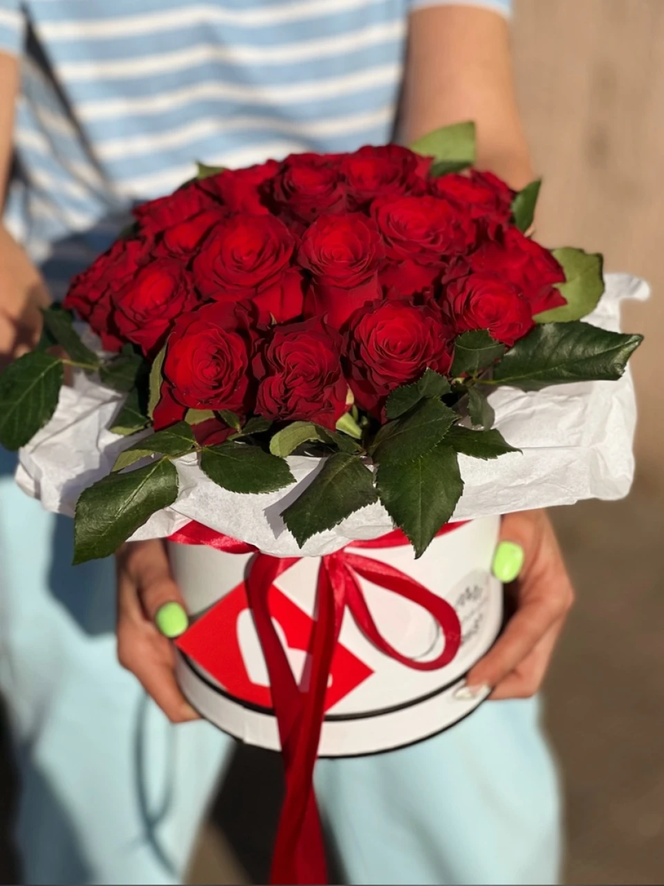 21 роза и белый бокс