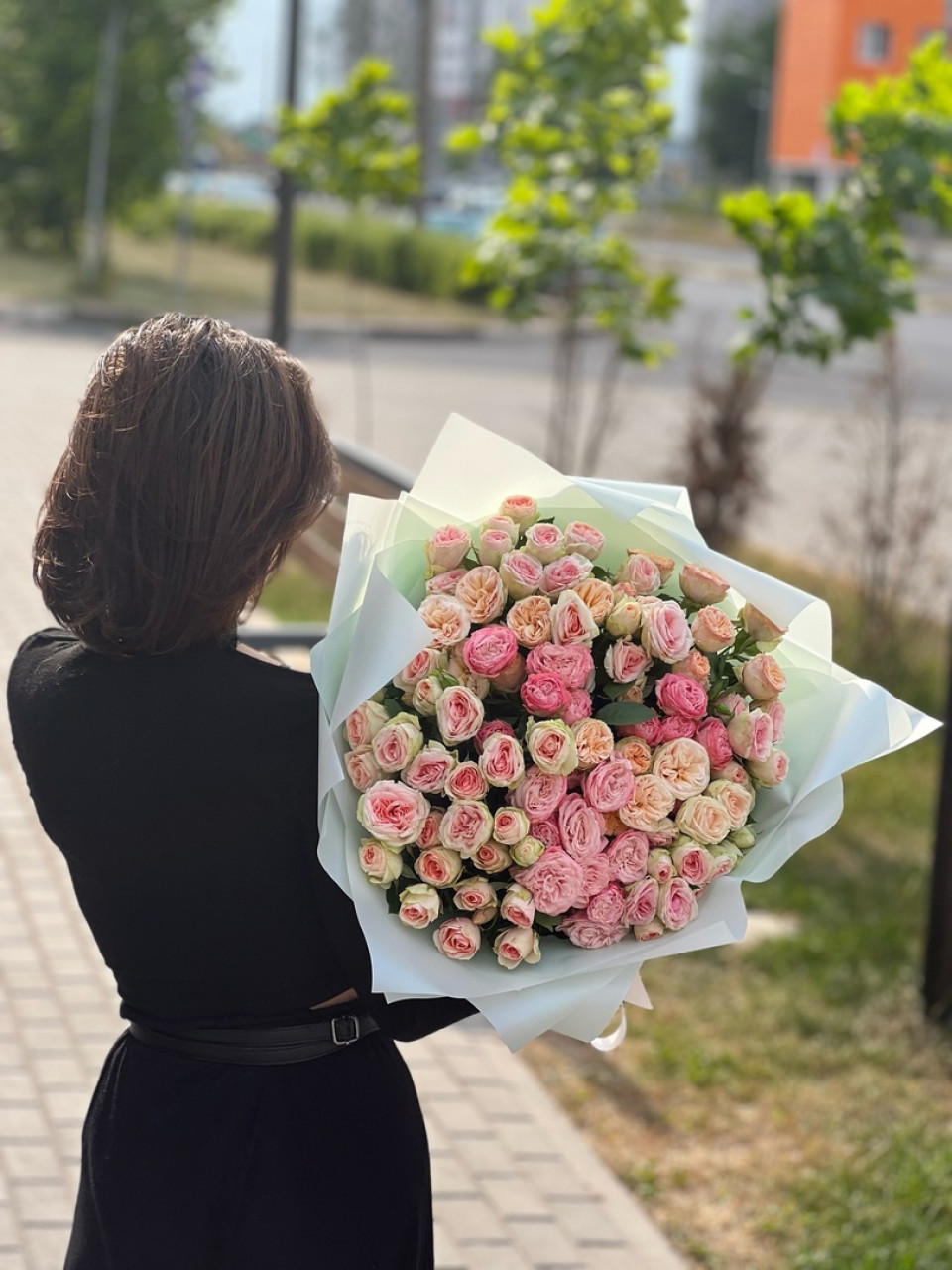 15 кустовых роз с упаковкой