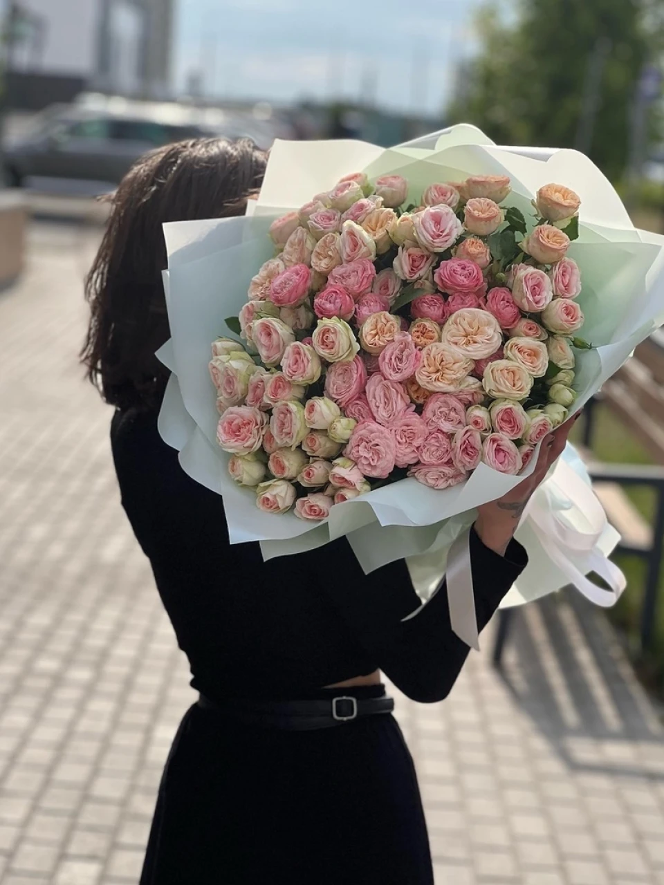 15 кустовых роз с упаковкой