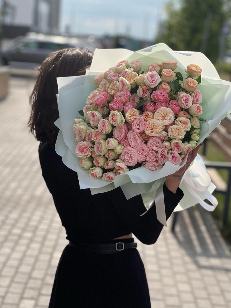 15 кустовых роз с упаковкой