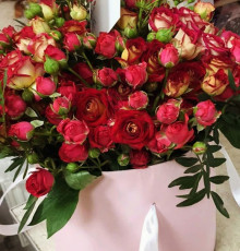 Бокс из 31 ветки кустовой розы