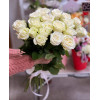 15 белых роз Атена с атласной лентой