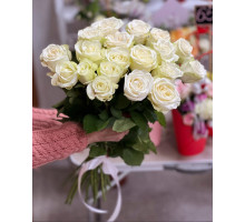 15 белых роз Атена с атласной лентой
