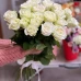 15 белых роз Атена с атласной лентой
