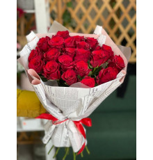 25 красных роз Радос в упаковке