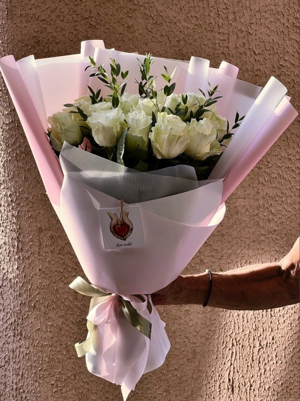 Букет 15 белых Эквадорских роз 