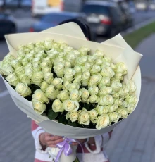 Букет 101 белая роза Кения 60 см с упаковкой