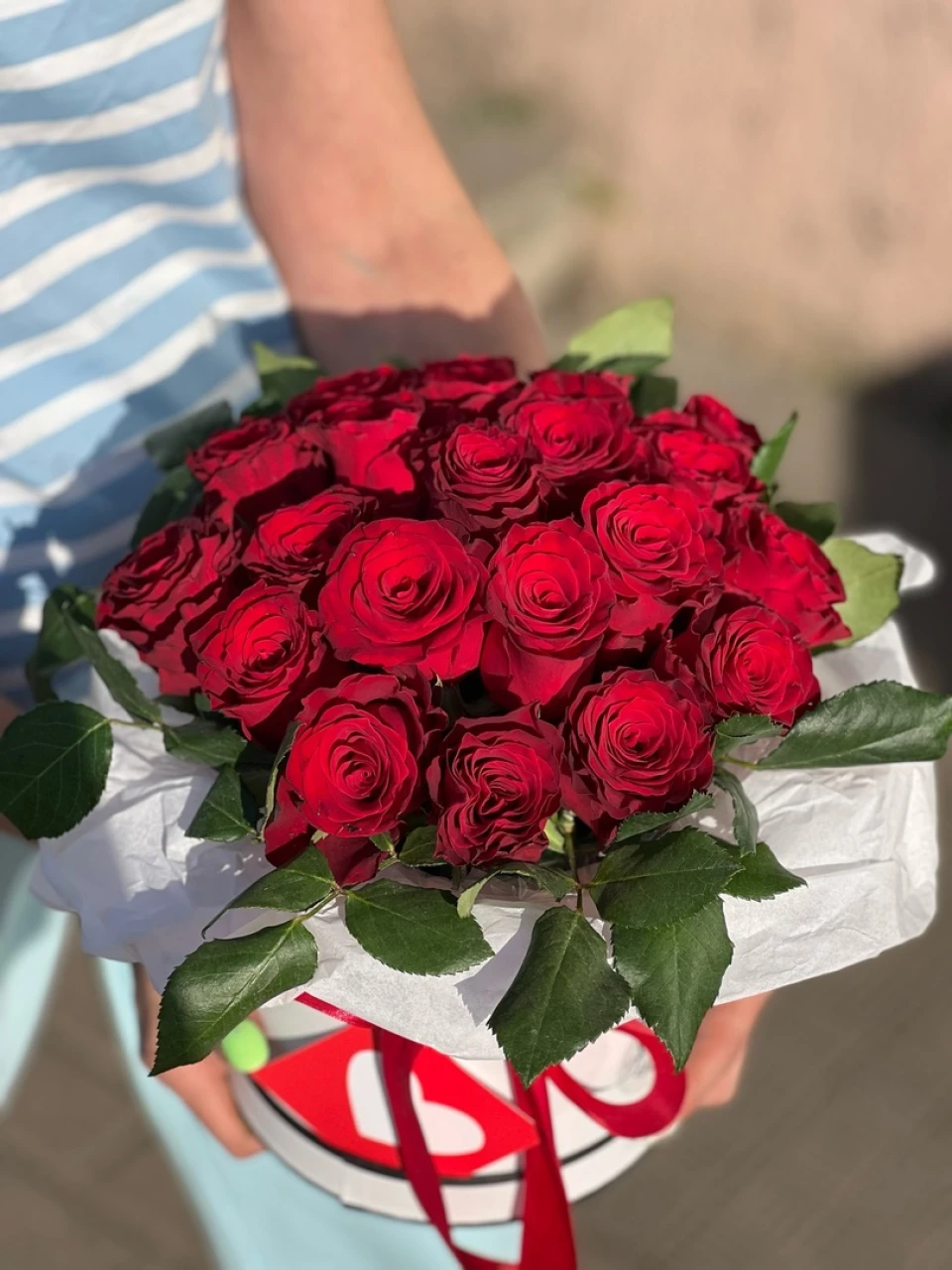 21 роза и белый бокс