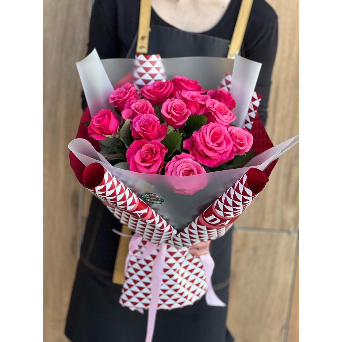 15 розовых роз с упаковкой